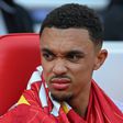 Assobios a Alexander-Arnold dividem Liverpool: «Foram longe demais»