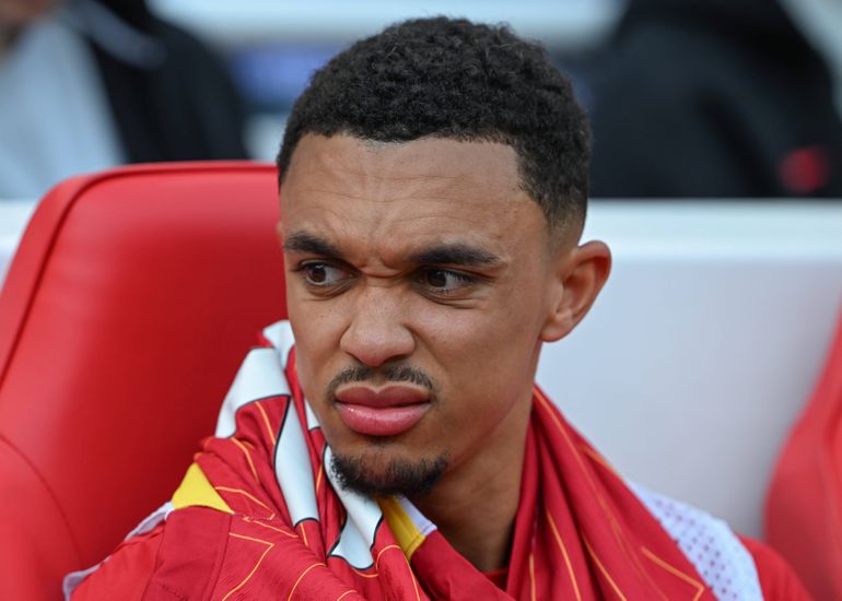 Assobios a Alexander-Arnold dividem Liverpool: «Foram longe demais»