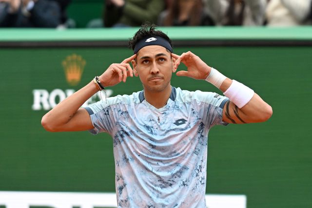 Tenista arrasado pelo pai que o acusa de se esquecer da mãe e comprar a namorada