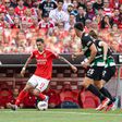 Di María, avançado do Benfica, em ação frente ao Sporting