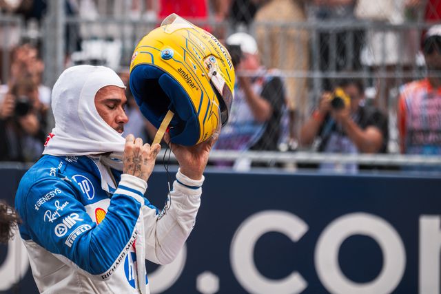 Lewis Hamilton: «O Ferrari tem ritmo, mas não o conseguimos usar»