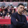 Míchel, treinador do Girona, de braços cruzados
