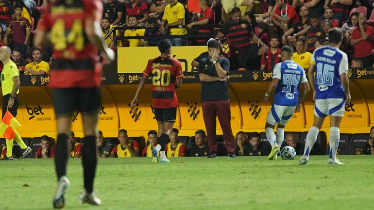 António Oliveira após nova derrota: «Tenho de perguntar ao Xabi Alonso...»
