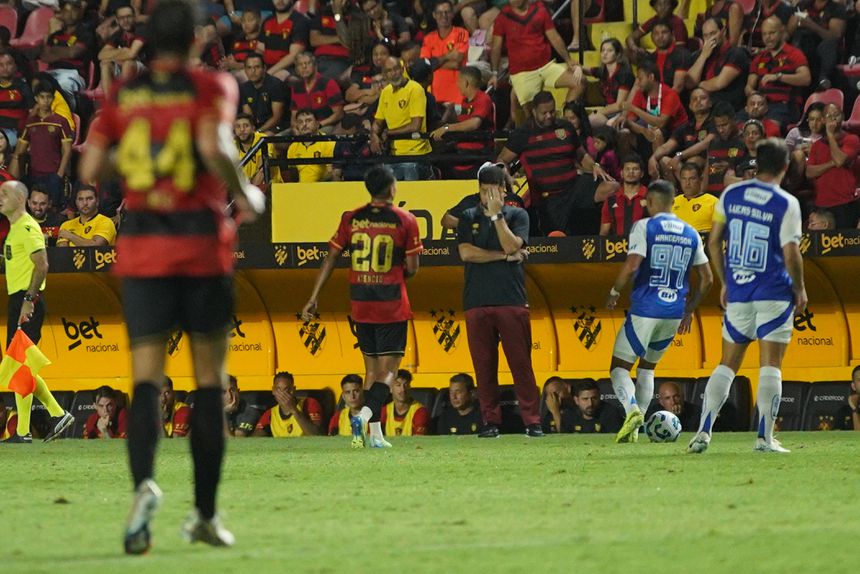 António Oliveira no banco do Sport Recife