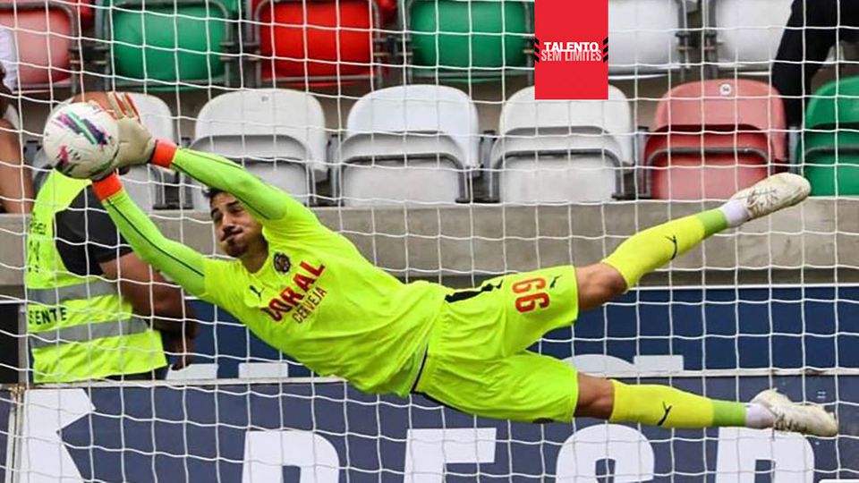 Gonçalo Tabuaço tem voado entre os postes da baliza do emblema madeirense (Foto: Marítimo)