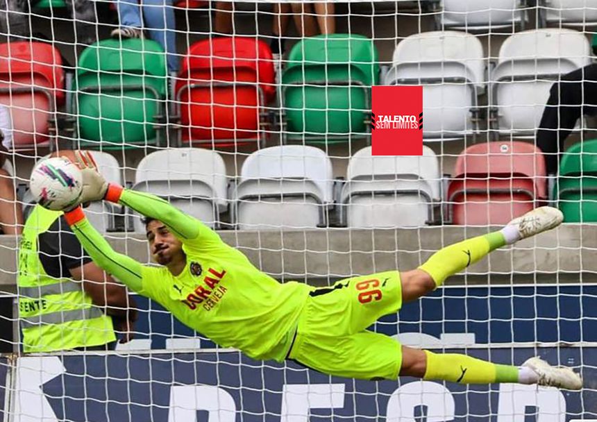 Gonçalo Tabuaço tem voado entre os postes da baliza do emblema madeirense (Foto: Marítimo)
