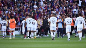 Adeptos do Real Madrid esperaram jogadores em Valdebebas depois do clássico