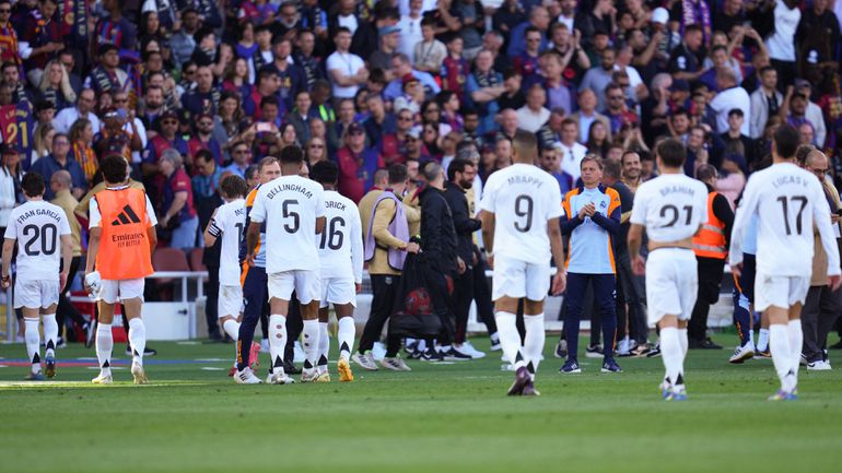 Adeptos do Real Madrid esperaram jogadores em Valdebebas depois do clássico