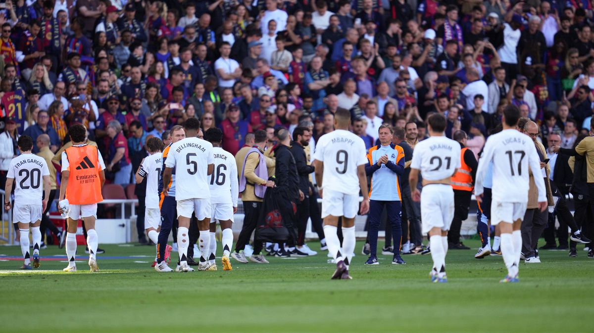 Adeptos do Real Madrid esperaram jogadores em Valdebebas depois do clássico