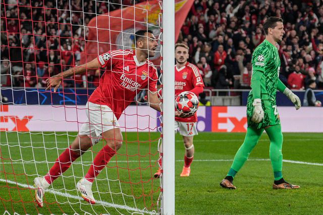 Vangelis Pavlidis com a bola na mão diante do Barcelona, em jogo da fase de liga da Champions