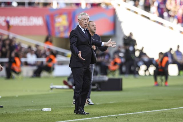 Ancelotti durante o clássico entre Real Madrid e Barcelona