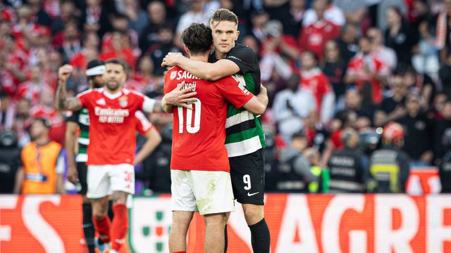 Kokçu e Gyokeres abraçados no final do dérbi