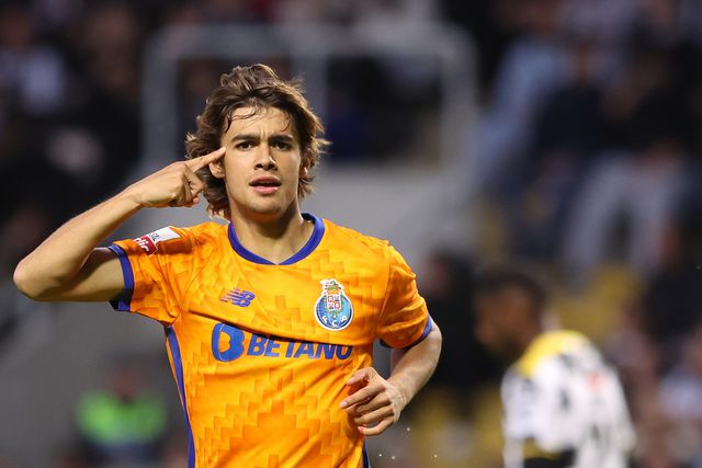 «Se continuar assim, irá aparecer alguém e pagar a cláusula de Rodrigo Mora»