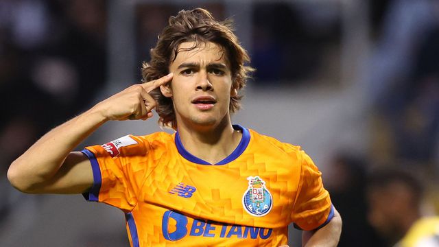 «Se continuar assim, irá aparecer alguém e pagar a cláusula de Rodrigo Mora»