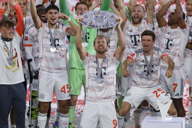 Kane a levantar o troféu da Bundesliga