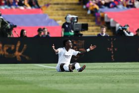 Vídeo: Vinícius Jr. responde a provocação com bola de praia