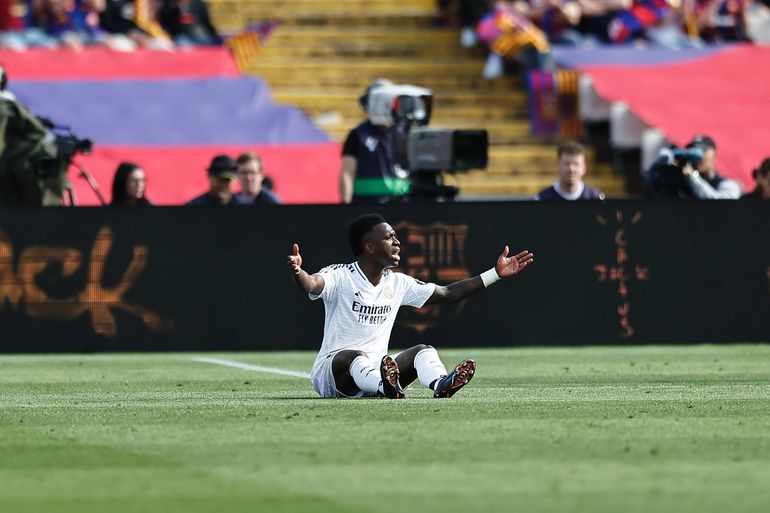 Vídeo: Vinícius Jr. responde a provocação com bola de praia