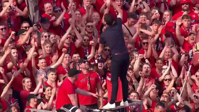 Uma última vez: Xabi Alonso na bancada com os adeptos do Bayern