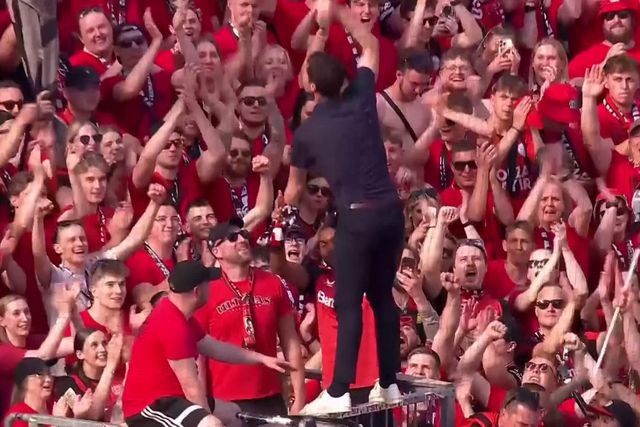 Uma última vez: Xabi Alonso na bancada com os adeptos do Bayern