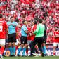 Árbitro João Pinheiro incomodado por um adepto em pleno relvado após o último dérbi entre Benfica e Sporting