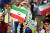 Meses antes de poderem assistir a um jogo ao vivo, mulheres iranianas foram autorizadas a ver no estádio a transmissão televisiva do Irão-Portugal do Mundial-2018. Foto IMAGO