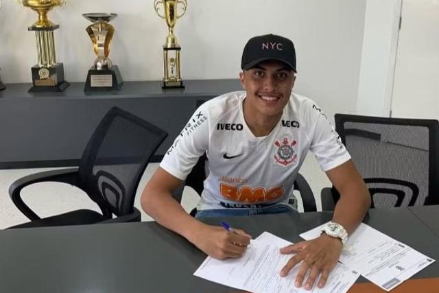 Kauê Moreira de Souza assinou pelo Corinthians em 2019