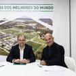 Paulo Gomes, co-director-geral da Academia Cristiano Ronaldo, com Alexandre Santos, à direita, presidente do Sacavenense - Foto: Sporting CP