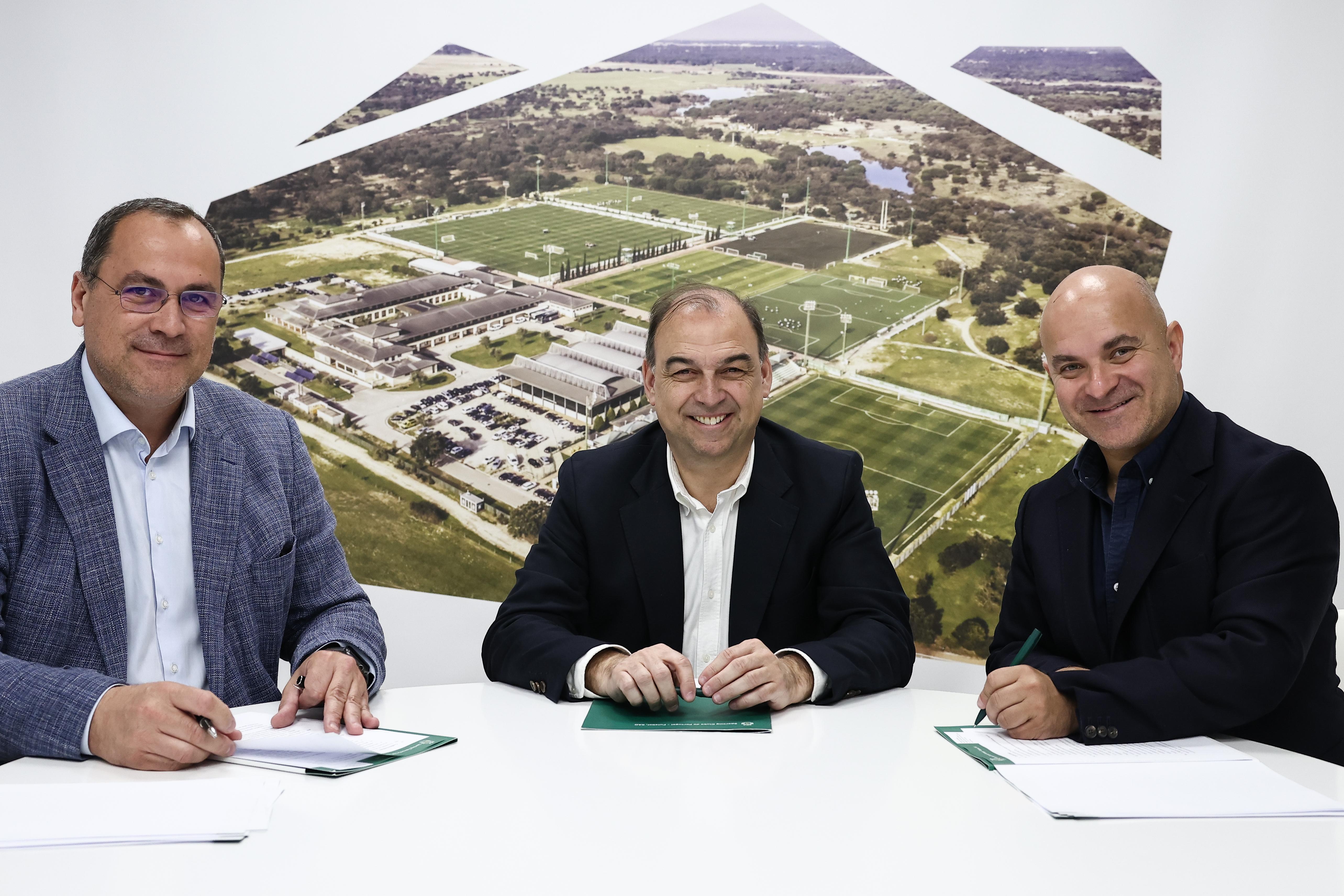 Paulo Gomes, co-director-geral da Academia Cristiano Ronaldo, com Alexandre Santos, à direita, presidente do Sacavenense - Foto: Sporting CP