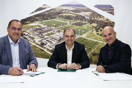 Paulo Gomes, co-director-geral da Academia Cristiano Ronaldo, com Alexandre Santos, à direita, presidente do Sacavenense - Foto: Sporting CP