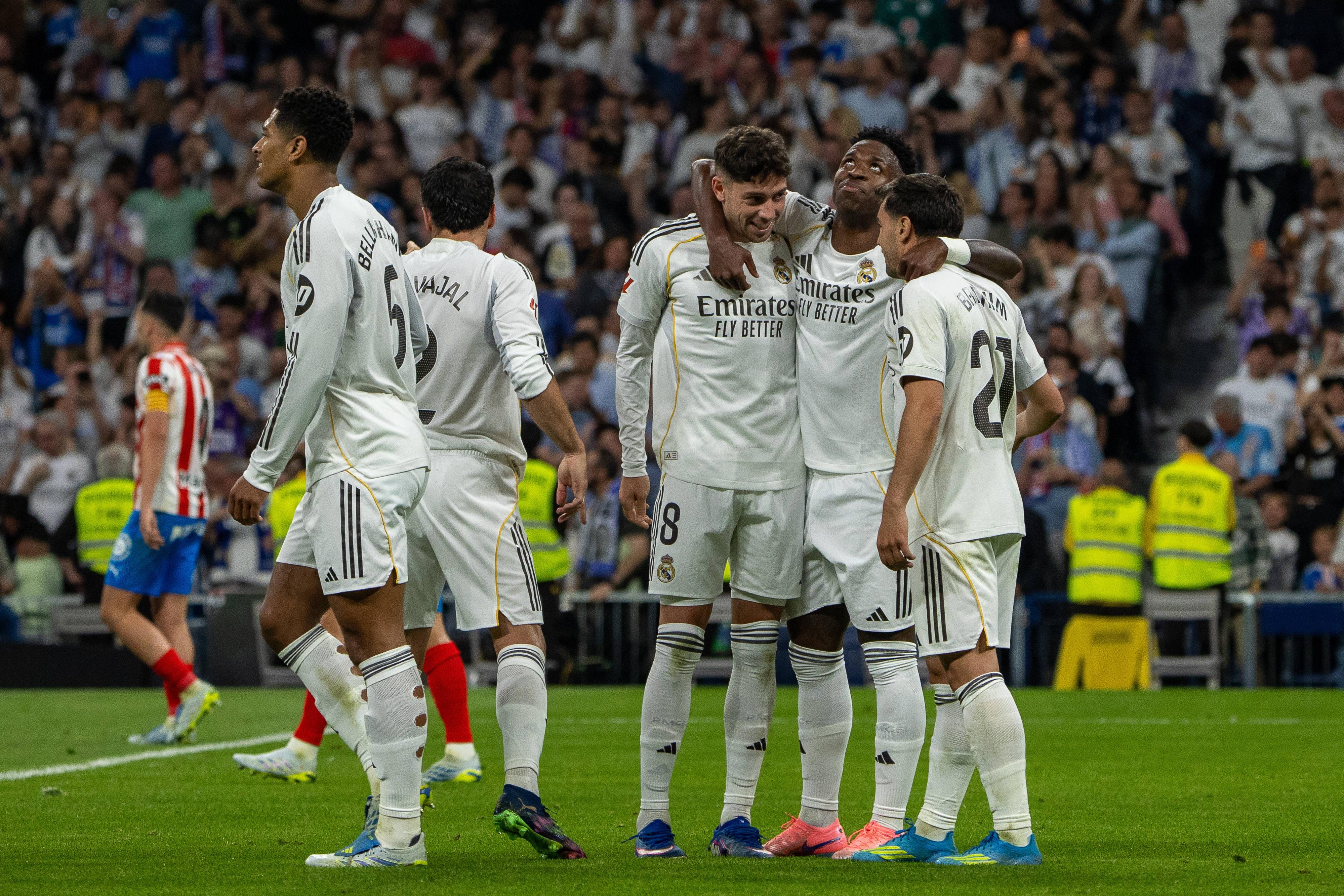 Valverde, Vinícius e Carvajal a celebrarem um golo do Real Madrid