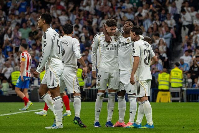 Valverde, Vinícius e Carvajal a celebrarem um golo do Real Madrid