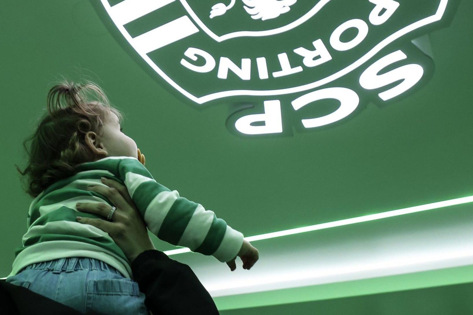 Uma pequena leoa a contemplar a casa do leão - Foto: Sporting CP