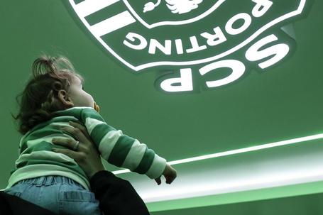 Uma pequena leoa a contemplar a casa do leão - Foto: Sporting CP