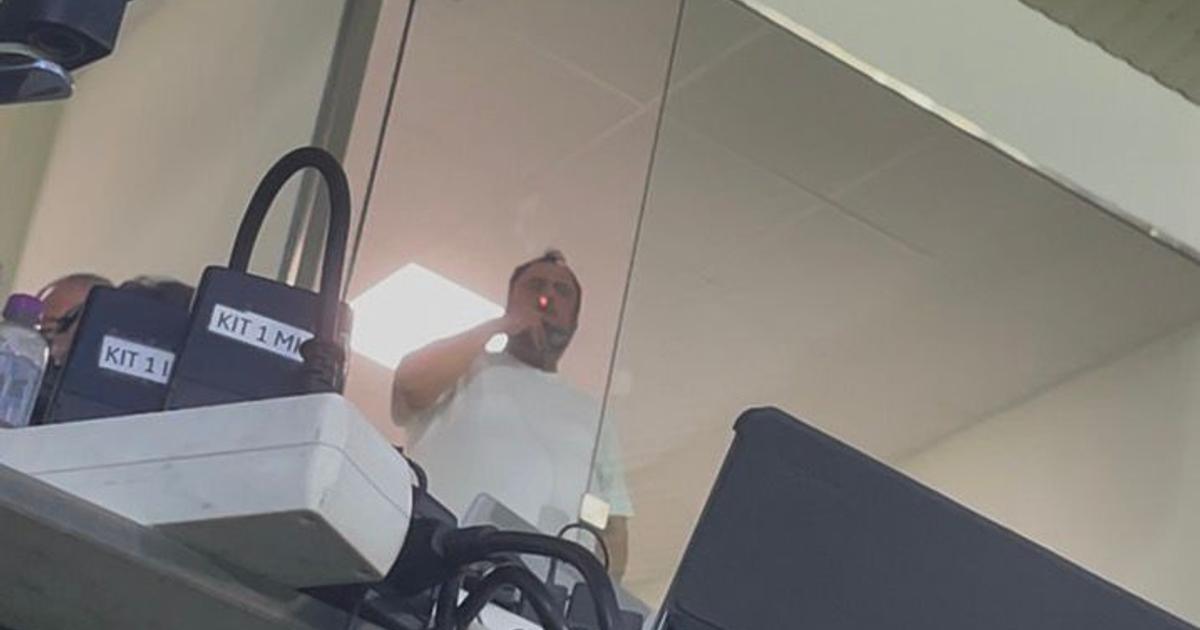 Marinakis fuma um charuto durante o Rio Ave-Sporting