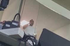 Marinakis fuma um charuto do Estádio dos Arcos