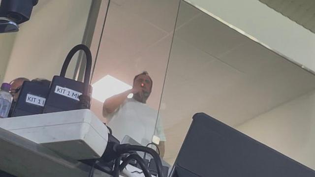 Marinakis fuma um charuto do Estádio dos Arcos