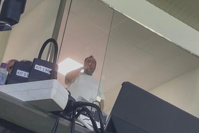 Marinakis fuma um charuto do Estádio dos Arcos