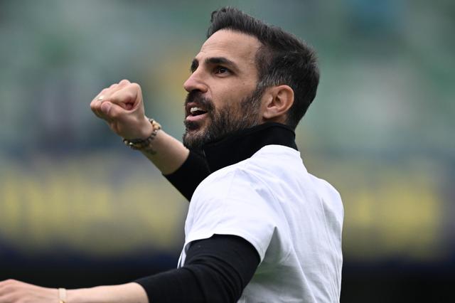 Cesc Fàbregas a festejar o histórico apuramento do Como para as competições europeias