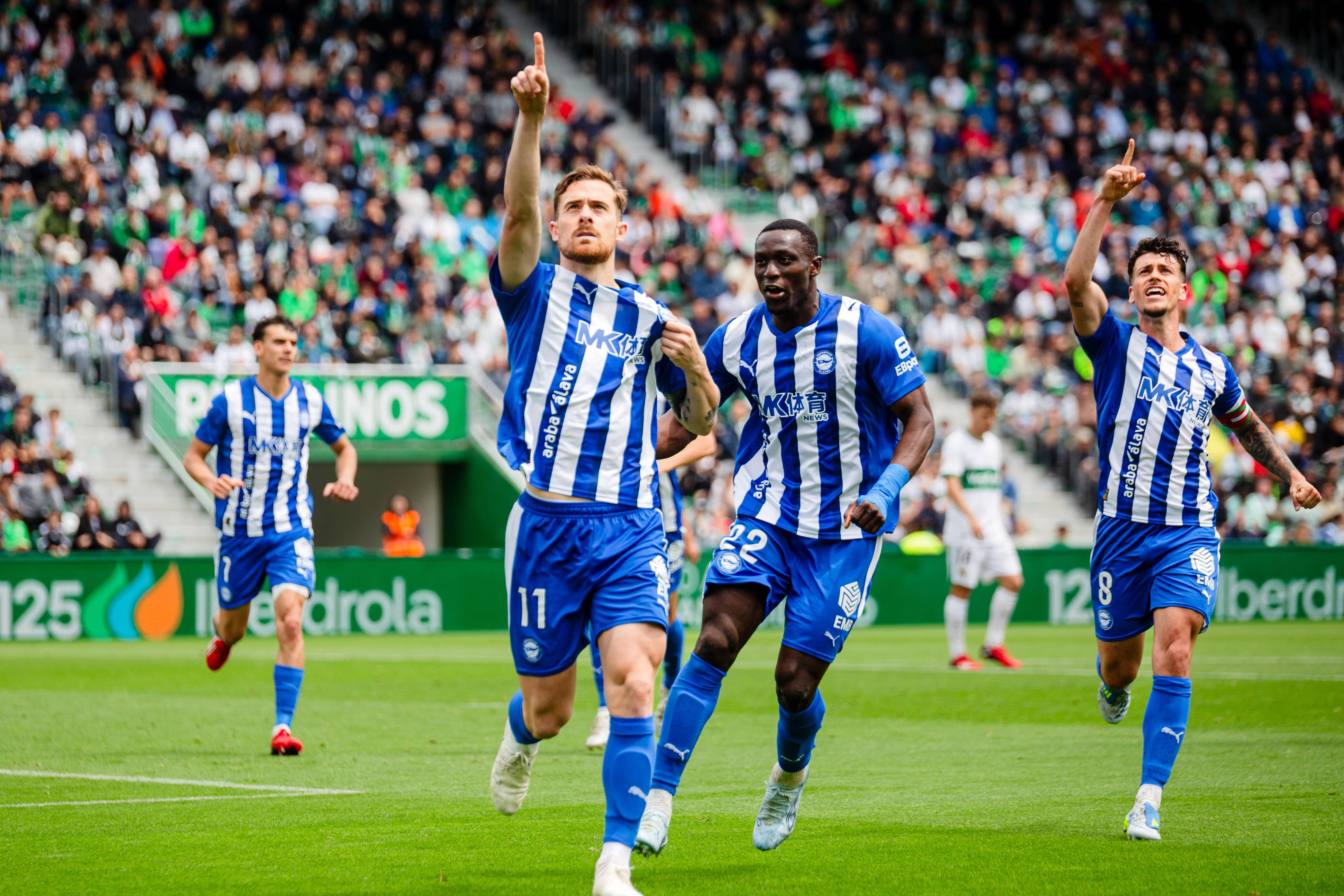 Toni Martínez marcou mais um golo no último jogo pelo Alavés