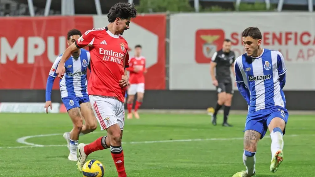 Lado B do clássico entre Benfica e FC Porto com honras de abertura da 34.ª e última jornada da Liga 2