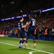 Vitinha e Dembélé a festejarem um golo pelo PSG