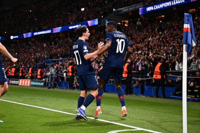 Vitinha e Dembélé a festejarem um golo pelo PSG