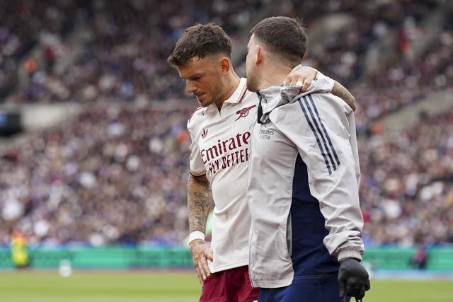 Ben White frustrado após a lesão sofrida pelo Arsenal