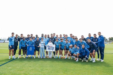 Grupo reunido com duas adeptas especiais - Foto: FC Porto