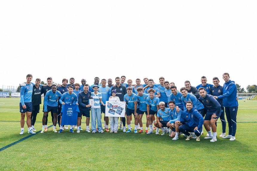 Grupo reunido com duas adeptas especiais - Foto: FC Porto