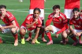 Rui Silva, Duarte Soares, João Afonso e Gonçalo Moreira festejam após o terceiro golo, marcado pelo lateral, na vitória sobre o Nápoles na Youth League — Foto: SL Benfica