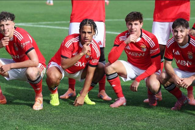 Rui Silva, Duarte Soares, João Afonso e Gonçalo Moreira festejam após o terceiro golo, marcado pelo lateral, na vitória sobre o Nápoles na Youth League — Foto: SL Benfica