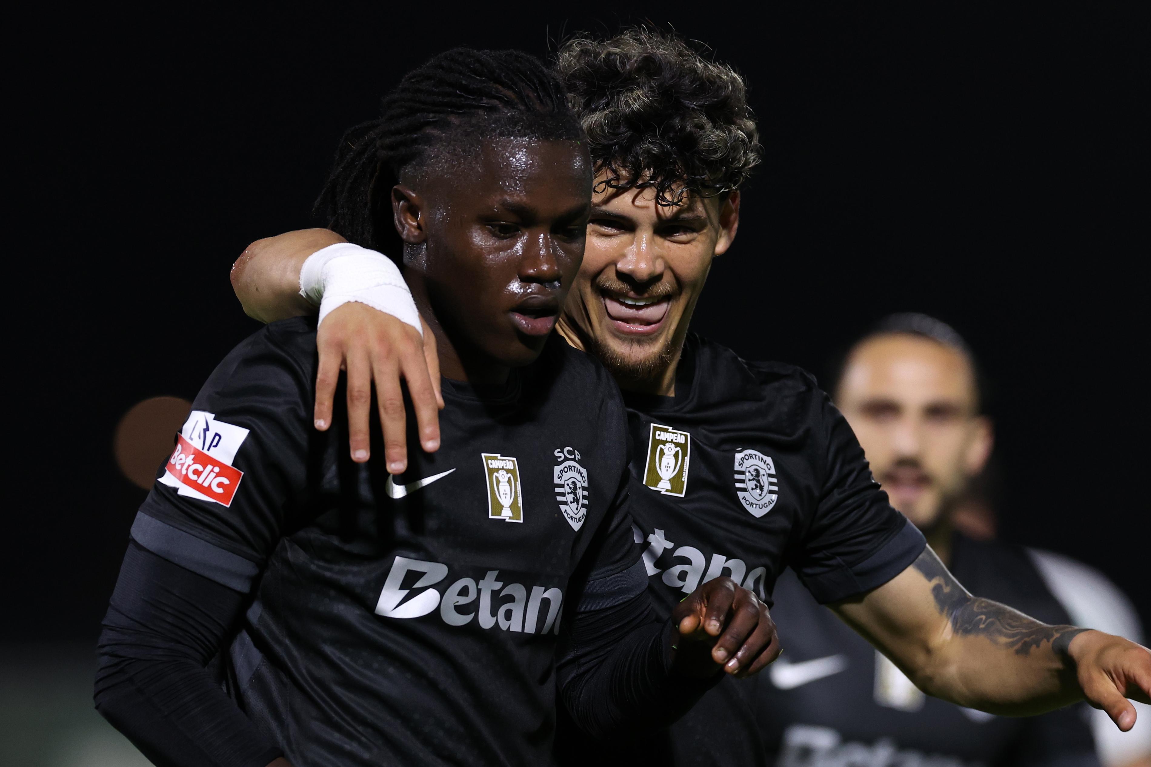 Maxi Araújo agarrado a Quenda a festejar o golo que o camisola 7 marcou ao Rio Ave - Foto: estela Silva/Lusa