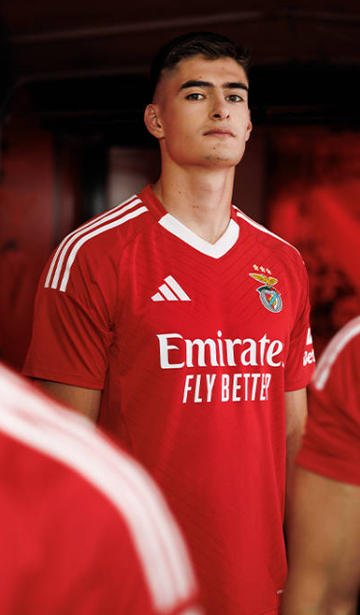Fotos e vídeo: revelada a nova camisola do Benfica
