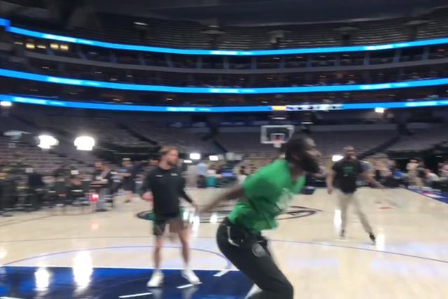 Neemias espreita primeiros minutos na final com os Mavericks